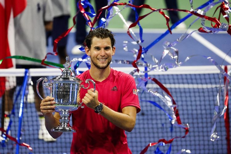 Petenis Dominic Thiem dari Austria meraih trofi juara US Open 2020 setelah menang tie-breaker pada final tunggal putra melawan Alexander Zverev dari Jerman di USTA Billie Jean King National Tennis Center pada 13 September 2020. 