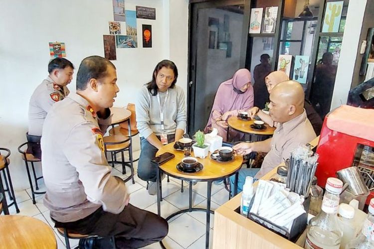 Polsek Pancoran berkoordinasi terkait rencana pelarangan sewa harian di Apartemen Kalibata City, Jakarta, Rabu (26/10/2022). 
