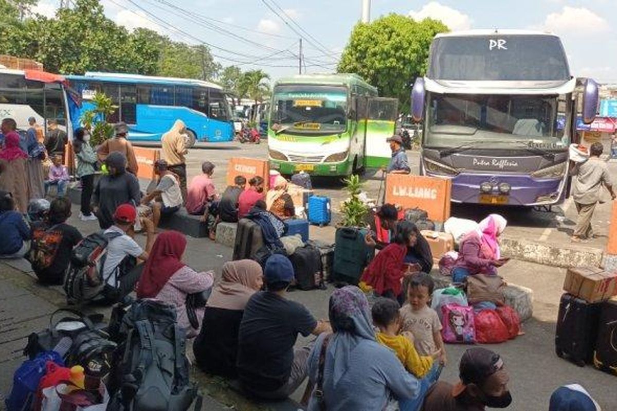 Penumpang Terminal Kampung Rambutan yang duduk di mengemper di lantai karena ruang tunggu keberangkatan penuh, Jakarta Timur, Senin (17/4/2023). 
