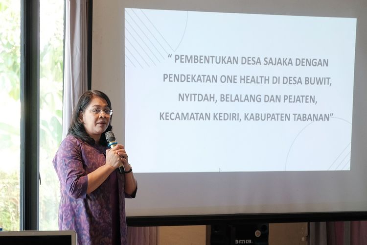 Prof. Dr. dr. Ni Nyoman Sri Budayanti, Sp.MK (K) menyampaikan pemaparan mengenai SAJAKA yang diprakarsai One Health Collaboration Center (OHCC) Universitas Udayana bersama Pfizer Indonesia