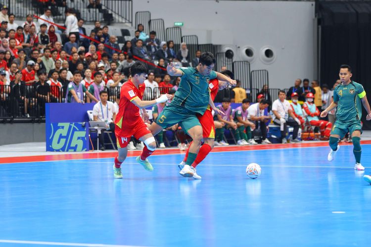 Pemain timnas futsal Indonesia Israr Megantara dibayangi sejumlah pemain Vietnam dalam ajang AFC Futsal ASIAN CUP 2026 di Indonesia Arena, Jakarta Pusat, Selasa (3/2/2026).
