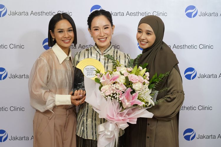 Dokter Olivia Ong (tengah) bersama penyanyi Andien (kiri) dan aktris Laudya Cynthia Bella (kanan). 