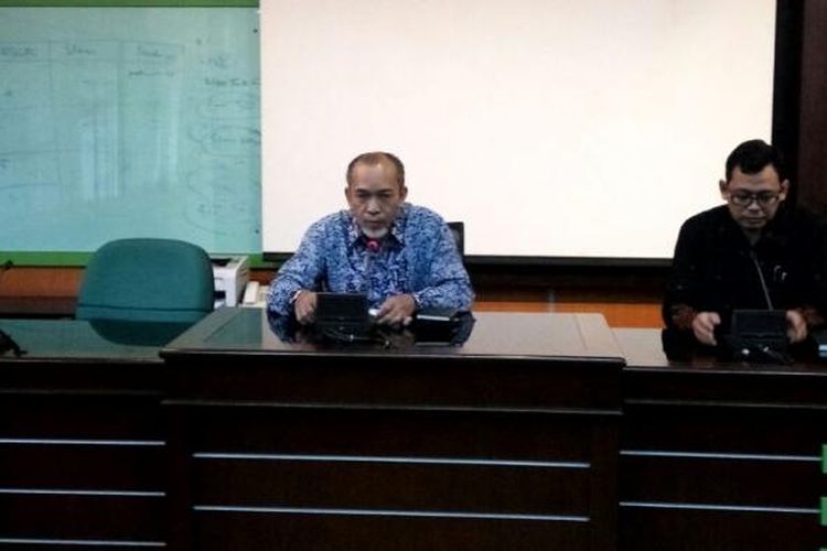 Rektor UII Harsoyo (baju batik biru) saat memberikan keterangan pers terkait perkembangan inaiden GC