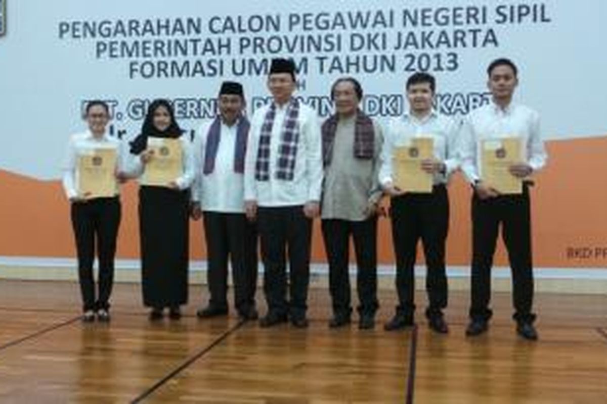 Pelaksana Tugas (Plt) Gubernur DKI Jakarta Basuki Tjahaja Purnama (tengah) bersama Walikota Jakarta Barat Anas Effendi dan Kepala Badan Kepegawaian Daerah (BKD) DKI Jakarta Anas Effendi bersama calon pegawai negeri sipil. Ribuan CPNS dikukuhkan, di Kantor Walikota Jakarta Barat, Jumat (27/6/2014).