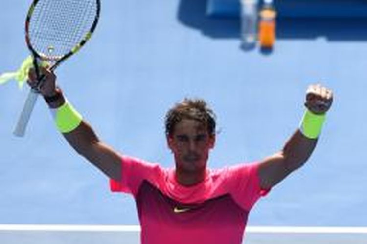 Petenis Spanyol, Rafael Nadal, merayakan kemenangan atas petenis Rusia, Mikhail Youzhny, pada babak pertama Australia Terbuka, Senin (19/1/2015). Nadal menang 6-3, 6-2, 6-2.