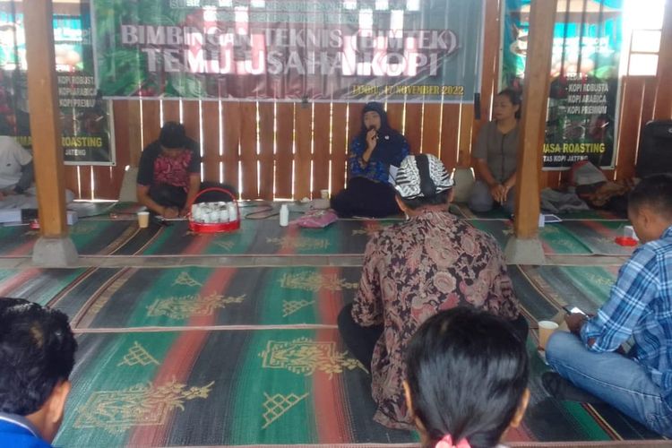 Petani kopi di Kabupaten Semarang mendapat pembekalan tentang kopi arabika.