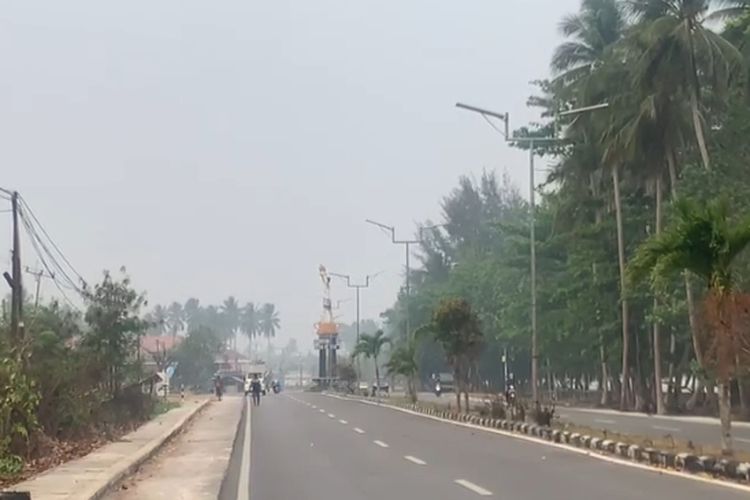 Warga Kaimana Papua Keluhkan Kabut Asap, Terpaksa Beraktivitas Tanpa Masker