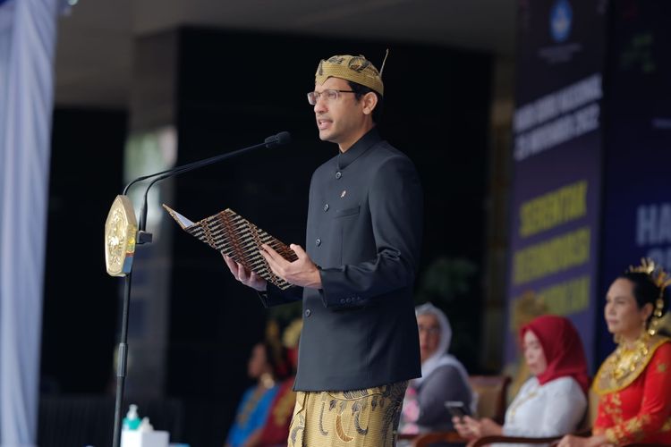 Mendikbud Ristek, Nadiem Anwar Makarim memimpin upacara peringatan Hari Guru Nasional (HGN) tahun 2022 di Kompleks Kemendikbudristek, Senayan, Jakarta, Jumat (25/11/2022). 