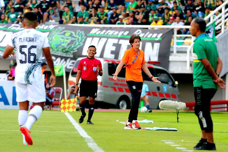 Pelatih Borneo FC Pieter Huistra saat laga pekan ke-11 Liga 1 2023-2024 melawan Persebaya Surabaya yang berakhir dengan skor 2-1 di Stadion Gelora Bung Tomo Surabaya, Minggu (3/9/2023) sore.