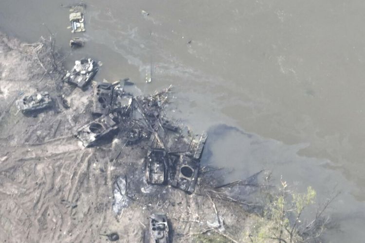 Dalam foto selebaran yang disediakan oleh Angkatan Bersenjata Ukraina Kamis, 12 Mei 2022, puluhan kendaraan lapis baja Rusia yang hancur atau rusak di kedua tepi Sungai Siverskyi Donets setelah jembatan ponton mereka diledakkan di Ukraina timur. 