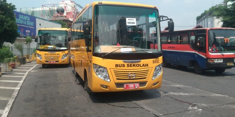 Selasa (15/3/2016), bus sekolah disediakan sebagai alternatif karena sebagian angkutan umum masih belum beroperasi.