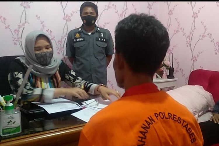 HJ alias Helios (24) yang tega menggantung anaknya berusia 2,5 tahun karena istri tak pulang ke rumah saat menjalani pemeriksaan di Polrestabes Palembang, Kamis (1/10/2020).