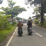 Lihat Pengendara Motor yang Ngobrol di Jalan, Jangan Ditegur