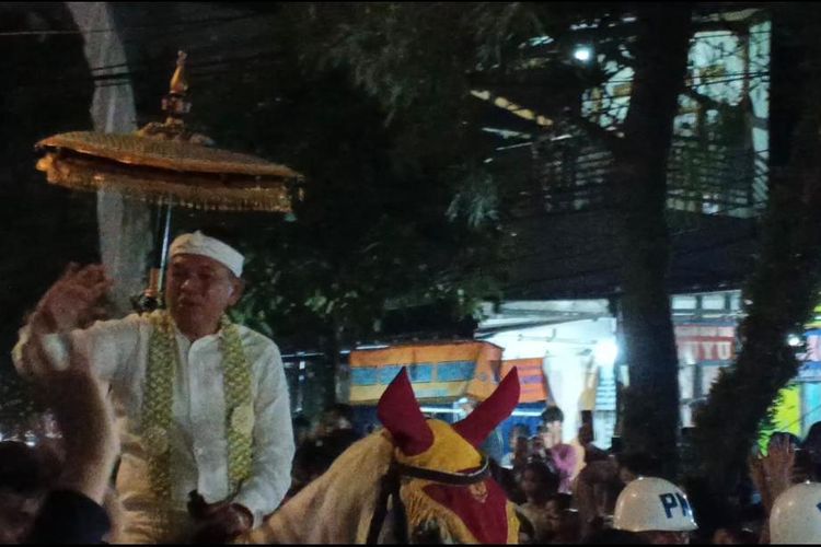 Tunggangi Kuda Putih, Dedi Mulyadi Pimpin Arak-arakan Mahkota Binokasih di Cianjur