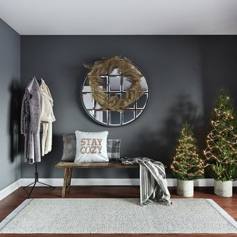 Ilustrasi dekorasi Natal di area pintu masuk rumah