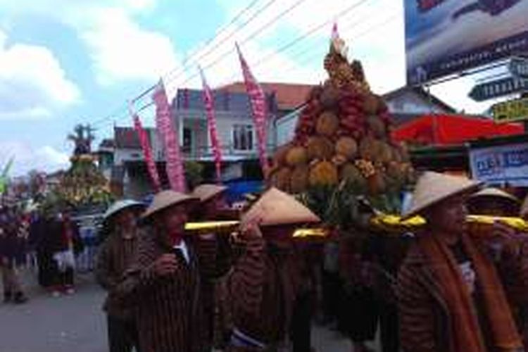 Kirab gunungan buah durian di Festival Durian Candimulyo, Kabupaten Magelang, Selasa (8/3/2016).