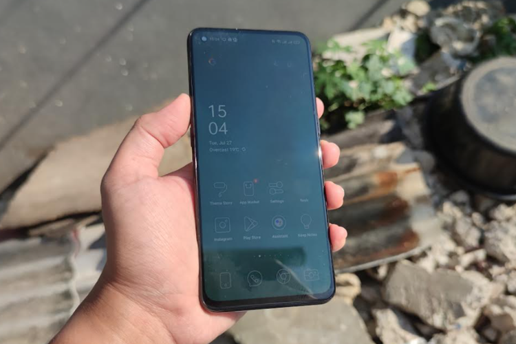 Tampilan depan Oppo Reno6 ketika digunakan di bawah terik sinar matahari.