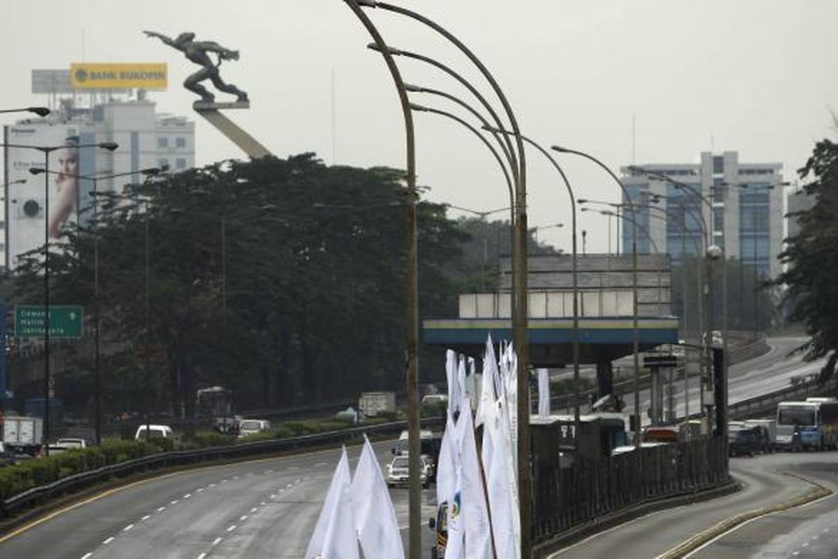 Patung Dirgantara atau yang lebih dikenal sebagai Patung Pancoran, di kawasan Pancoran, Jakarta Selatan, Kamis (5/5/2011). 