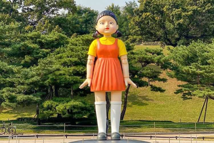 Boneka Yeong-hee dari serial Squid Game yang ada di Seoul Olympic Park, Seoul, Korea Selatan.