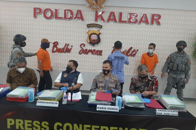 Kepolisian mengungkap perkara dugaan mafia tanah yang melibatkan pegawai oknum kepala desa dan pegawai Badan Pertanahan Nasional (BPN) Kabupaten Kubu Raya, Kalimantan Barat (Kalbar).