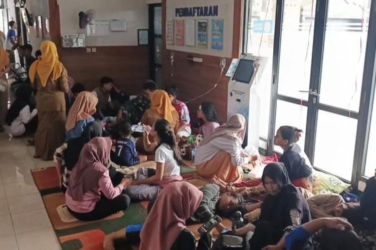 (Ilustrasi) Puluhan pelajar menjalani perawatan di Puskesmas Maniis akibat keracunan. Kasus keracunan massal yang menimpa ratusan siswa sejumlah sekolah di Kabupaten Seram Bagian Barat, Maluku, ternyata dapur penyedia MBG belum memiliki Sertifikat Laik Higienis Sanitasi atau SLHS.


