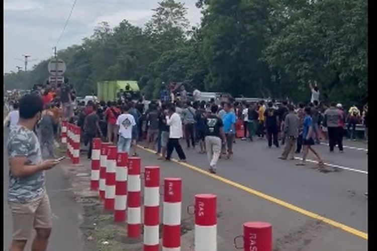  Viral di media sosial sejumlah video yang memperlihatkan sejumlah pemudik memblokir jalan di Tol Cipularang arah Bandung pada Jumat (29/4/2022) pagi.