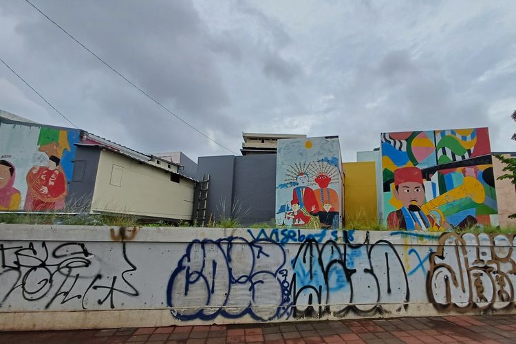 Mural di bangunan rumah warga kawasan Kampung Gembira Gembrong, Jakarta Timur, Sabtu (2/3/2024).