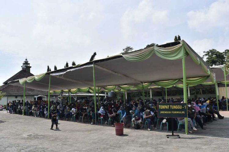 Ribuan warga yang akan mengikuti vaksinasi Covid-19 tahap kedua di Markas Kodim 0811 Tuban, Jawa Timur.