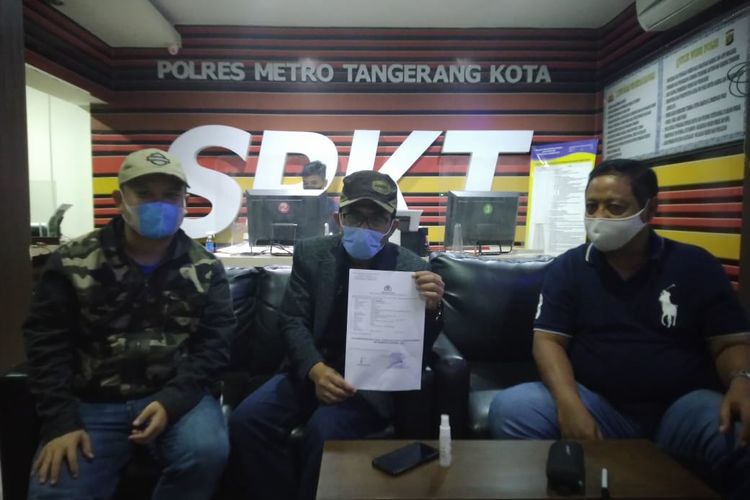 Ketua DPRD Kota Tangerang Gatot Wibowo usai membuat laporan di Mapolsek Metro Tangerang Kota, Kota Tangerang, atas dugaan kasus pencemaran nama baik, Sabtu (27/3/2021) malam.