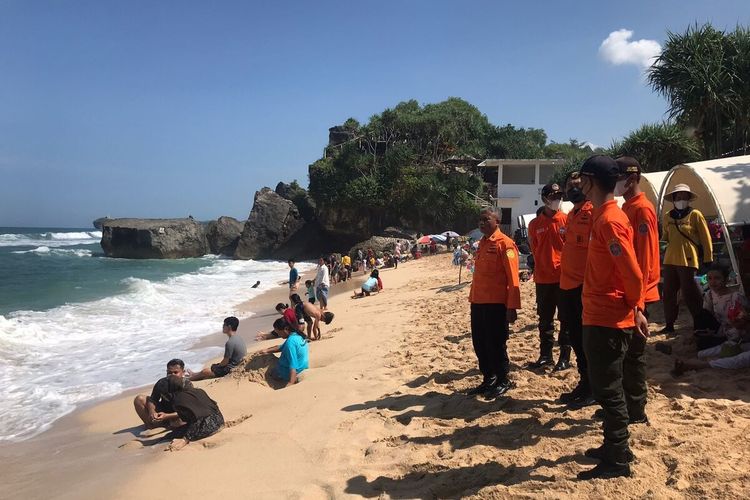 Wisatawan Mengunjungi Kawasan Pantai Pulang Sawal, Gunungkidul, DI Yogyakarta Selasa (3/5/2022)
