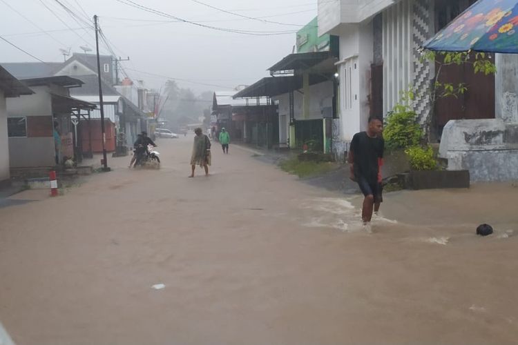 Genangan air di jalanan Sitiarjo akibat luapan air anak sungai menutup akses jalan Malang-Sumbermanjing Wetan, Kamis (28/11/2024).