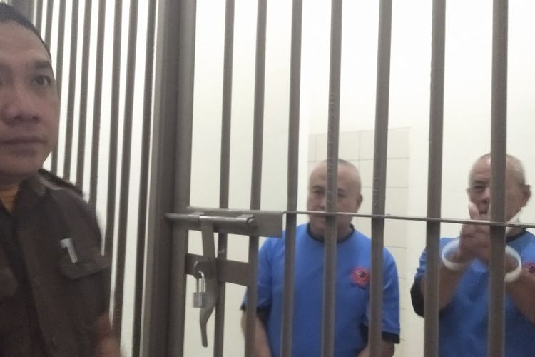 Dua orang tersangka pemalsuan surat dan akta tanah Dago Elos yakni Heri Hermawan Muller dan Dodi Rustandi Muller saat diserahkan Polda Jabar ke Kejati Jabar, Senin (22/7/2024)