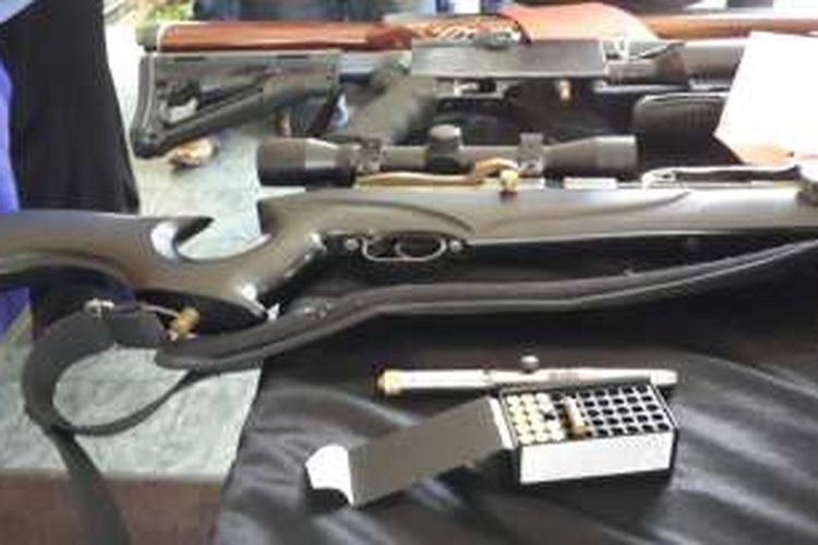 Senjata api rakitan mirip balpoin serta peluru cis kaliber 22 milimeter dan tiga senjata angin laras panjang saat diamankan di Mapolres Malang Kota, Rabu (2/11/2016)