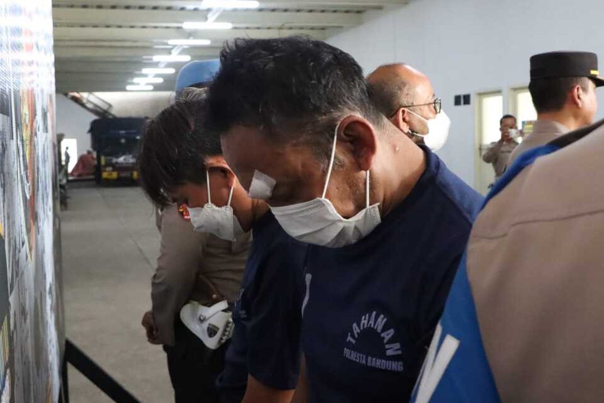 Jajaran Satuan Reserse Kriminal (Satreskrim) Polresta Bandung mengamankan AA (41) dan ES (44). Keduanya merupakan tersangka kasus penjebolan mesin ATM di Kampung Warung Lobak, Desa Gandasari, Kecamatan Katapang, Kabupaten Bandung, Jawa Barat.