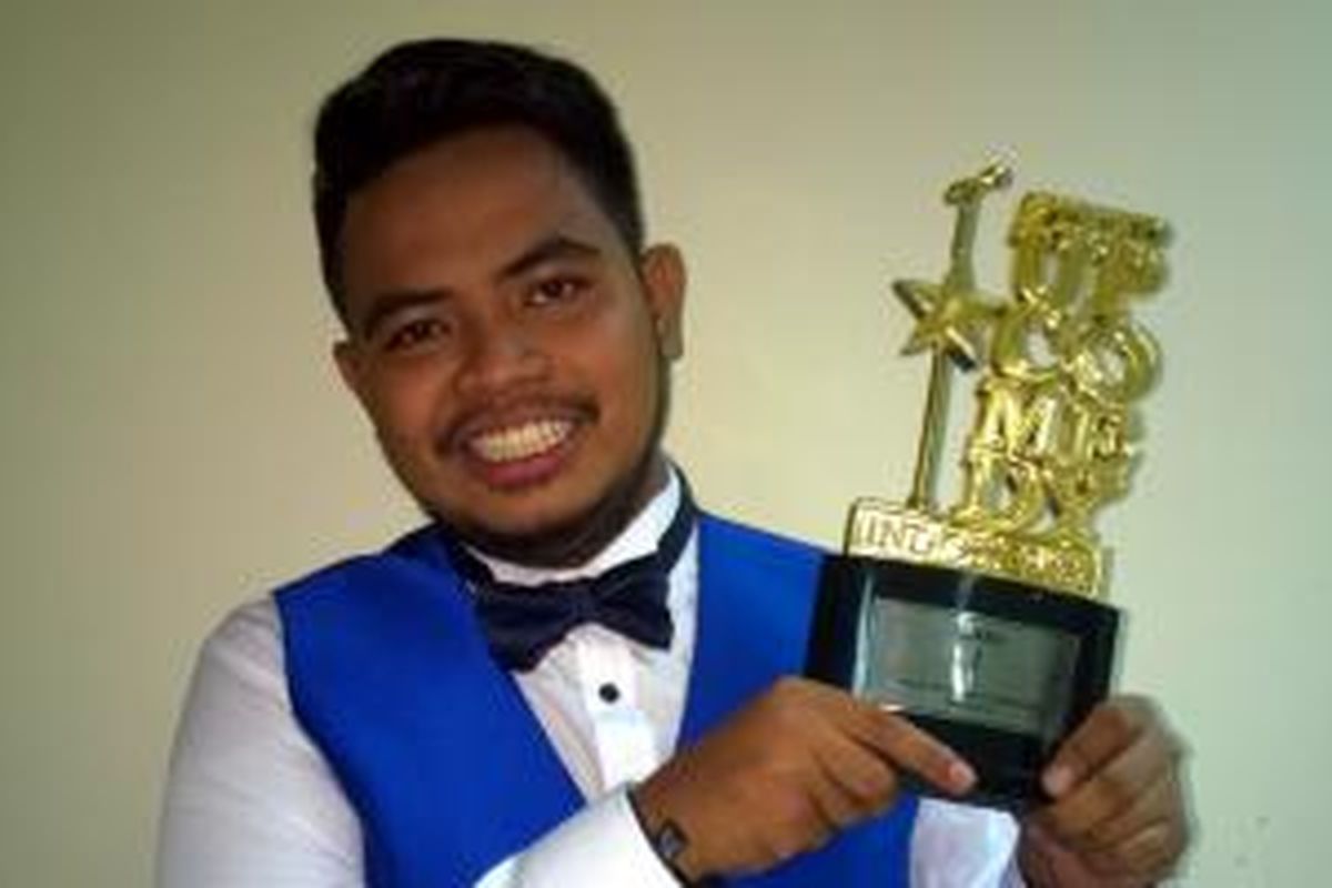 Komika asal Bima, NTB, Rigen, berpose mengangkat piala setelah berhasil menjadi juara 1 kompetisi Stand Up Comedy Indonesia Season 5 (SUCI 5) yang ditayangkan Kompas TV. Rigen berhasil menjadi juara setelah menyisihkan Rahmet dan Indra di babak Grand Final SUCI 5 di Balai Kartini, Jakarta, Jumat (3/7/2015).