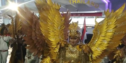 Di bawah hujan, acara penutupan Asian Games 2018 berjalan meriah, teramsuk gadis manuk dadali, pembawa papan nama negara peserta