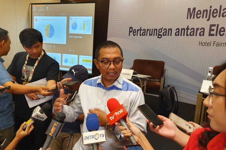 Peneliti CSIS Arya Fernandez saat merilis hasil survei di Jakarta, Kamis (28/3/2019).