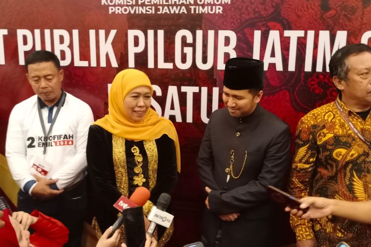 Calon gubernur dan wakil gubernur Jawa Timur nomor urut 2 Khofifah Indar Parawansa dan Emil Elestianto Dardak, saat debat Pilkada Surabaya pada Jumat (18/10/2024) malam.