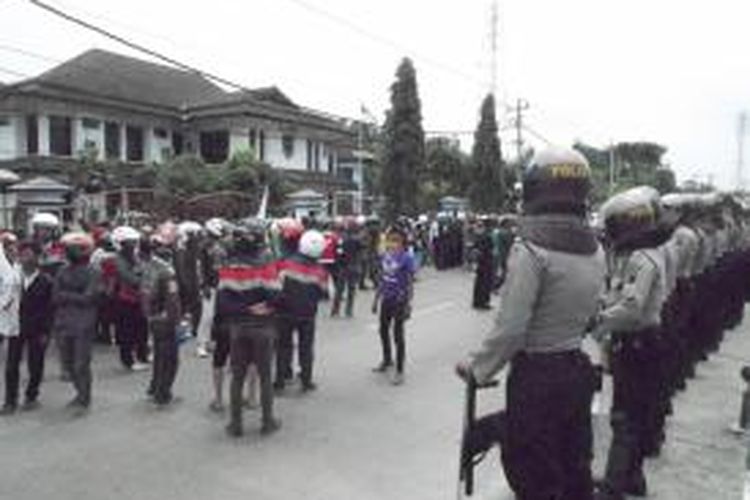 Ribuan buruh menggeruduk kantor DPRD Demak, tuntut UMK Demak Tahun 2014 sebesar Rp. 1.515.769, Rabu (23/10/2013)