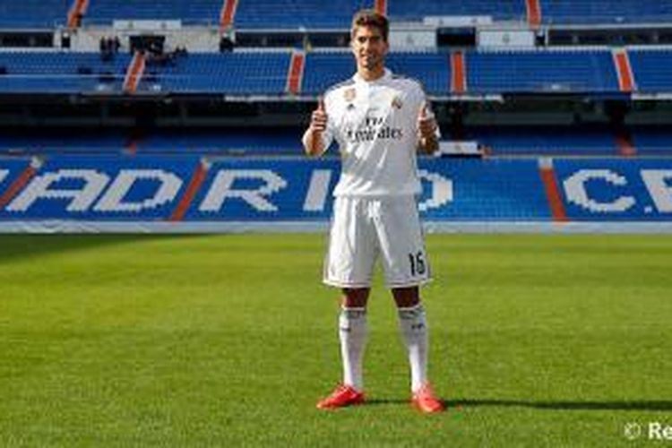 Gelandang anyar Real Madrid, Lucas Silva, diperkenalkan kepada publik di Santiago Bernabue, Madrid, Senin (26/1/2015).