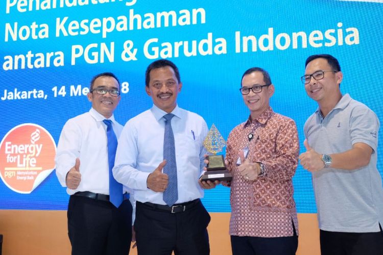 Direktur Utama PT Perusahaan Gas Negara Tbk. Jobi Triananda Hasjim dan Direktur Layanan PT Garuda Indonesia Nicodemus Panarung Lampe menandatangani Nota Kesepahaman di Kantor Pusat PGN, Jakarta, Senin (14/5/2018). Kedua pihak bekerja sama untuk sejumlah layanan di antaranya, layanan penerbangan domestik dan internasional, layanan pengiriman barang atau kargo untuk PGN, dan layanan penyediaan gas bumi untuk kegiatan bisnis operasional termasuk kendaraan operasional Garuda Indonesia.

