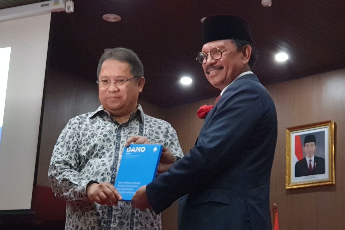 Rudiantara (kiri) dan Menkominfo baru, Johnny G Plate (kanan) di acara serah terima jabatan Menkominfo di Jakarta, Rabu (23/10/2019).