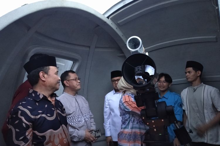 Fakultas Syariah Universitas Islam Bandung (Unisba) bersama Kementerian Agama (Kemenag) Jawa Barat melakukan pengamatan hilal 1 Ramadhan 1445 Hijriah di Kampus Unisba, Kota Bandung, Jawa Barat, Minggu (10/3/2024).