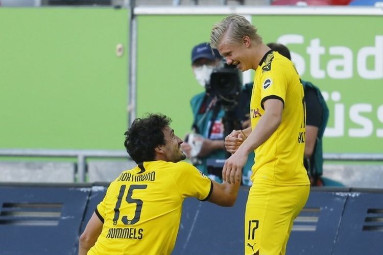 Matt Hummels, Erling Haaland dalam laga Fortuna Duesseldorf vs Borussia Dortmund, Sabtu (13/6/2020).