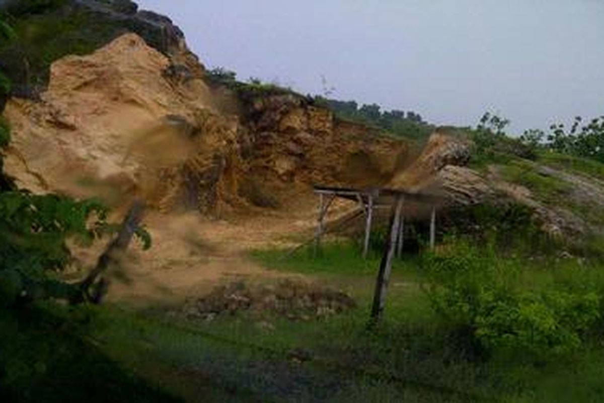 Banjir bandang Pati diduga akibat penambangan liar, seperti terlihat pada Senin (5/12/2011) ini.