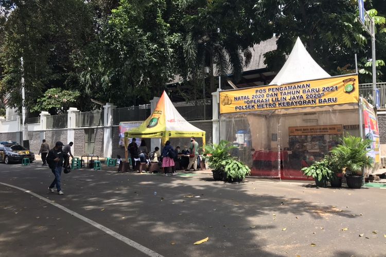 Pos Pengamanan Operasi Lilin 2020 di Gereja Santho Johanes Penginjil Melawai dekat Taman Ayodya, Kramat Pela, Kebayoran Baru, Jakarta Selatan, Kamis (24/12/2020).