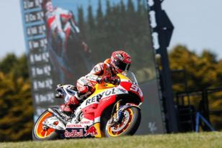 Pebalap Repsol Honda asal Spanyol, Marc Marquez, memacu motornya pada sesi kualifikasi GP Australia di Sirkuit Phillip Island, Sabtu (17/10/2015).