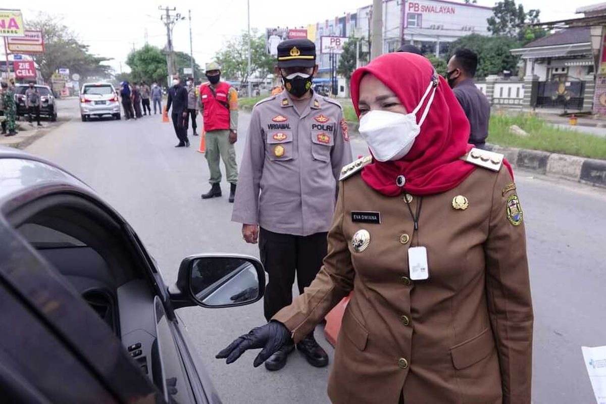 Wali Kota Bandar Lampung, Eva Dwiana saat sidak penyekatan di Posko Sukarame.