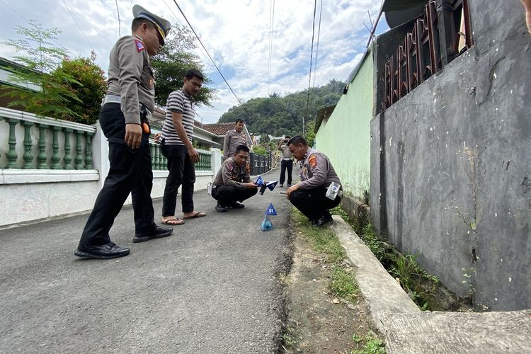 Anggota Satlantas Polresta Bandar Lampung melakukan olah TKP di tempat kejadian kecelakaan lalu lintas yang melibatkan anggota DPRD Lampung, Kamis (3/8/2023).