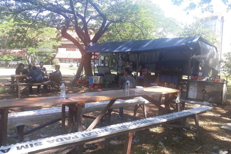 Suasana kantin/warung Bakso Pak Parlin tampak rindang.